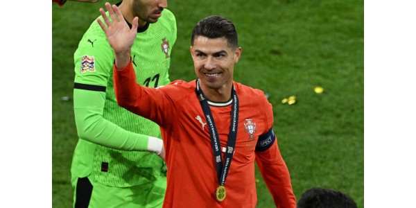 Lamine Yamal não apertou a mão a Cristiano Ronaldo pela primeira vez após o jogo Lamine Yamal não apertou a mão a Cristiano Ronaldo pela primeira vez após o jogo